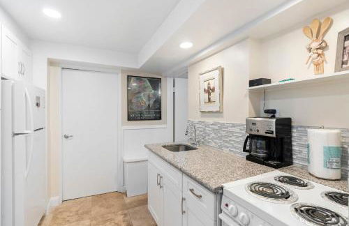 Stylish 1BR Apartment with AC Full Kitchen & WD - Just Steps to the Beach - Photo 13