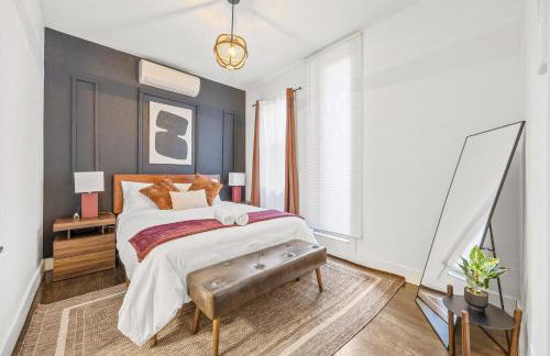 Mid-Century Stay 5BR and 5 Baths w PS5 & Laundry - Foto 17