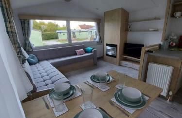 Woofles Luxury Caravan at Knaresborough Lido - Foto 1