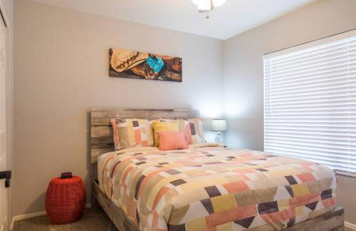 Cozy home with pool, fire table, BBQ, RV parking - Foto 23