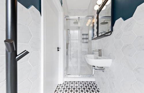 Two Modern Central London Apartments with AC Near Big Ben & Buckingham Palace - Photo 24