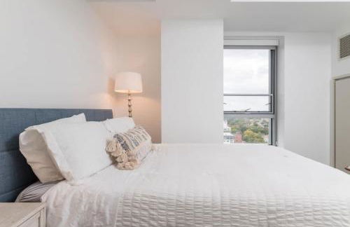 High Rise Retreat w City Skyline Views Shared Gym - Photo 25