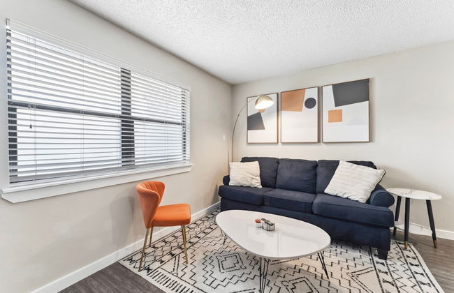 Charming King Bed 1BR w Pool 5 Min to DT - Photo 10