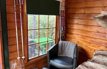 Romantic Swiss Cabin Hideaway & Hot Tub Spa Pool - Foto 8