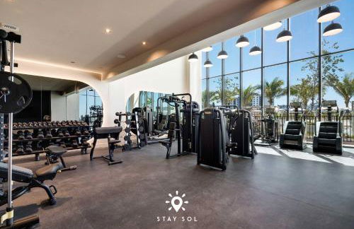 Chic 2BR Apartment Gym & Balcony Views - Foto 59