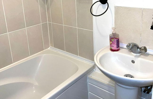 Apartment - Sleeps 2 - Parking - Station Close - Photo 11