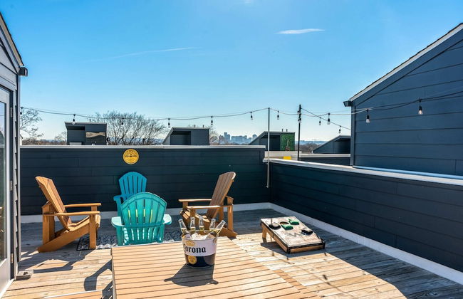 Spectacular Condo Rooftop Deck Great for Groups - Photo 21