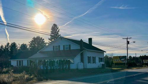 Renovated farmhouse on snowmobile trail with firepit & mountain views, 10 min from Bretton Woods! - Foto 4