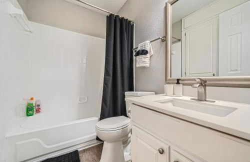 Chic 2B Getaway - 10min to DTWN - W/D, Pool, Prkg - Foto 4