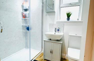 NEW Central Ryde Retreat, Melville Duplex, short walk to Beach Sleeps 6 - Foto 45