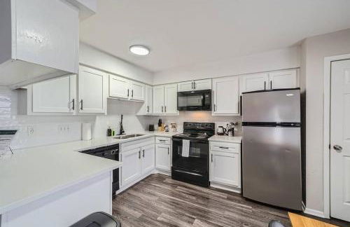 Your Modern 2B Getaway - W/D, Pool, Prkg - 10min to DTWN - Foto 22