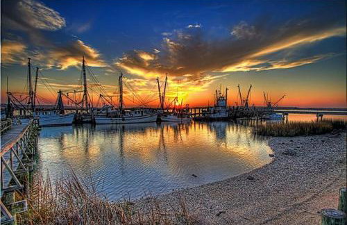 Gritz & Giggles, Where Southern Charm Meets Belly Laughs - Foto 24