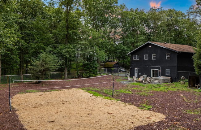 The Evergreen Escape by Avantstay Modern Cabin w Volleyball Court Hot Tub - Foto 4