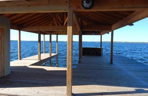 Lakefront Oasis with Private Hot Tub - Foto 25