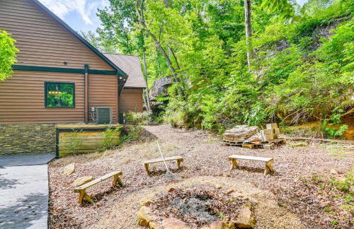 Upscale Getaway on Smith Lake with Boat Dock - Foto 34