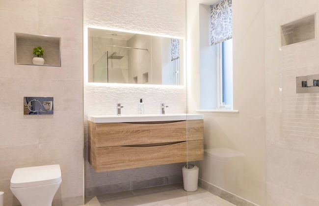 Stylish new Home With Parking - King Beds Garden - Foto 5