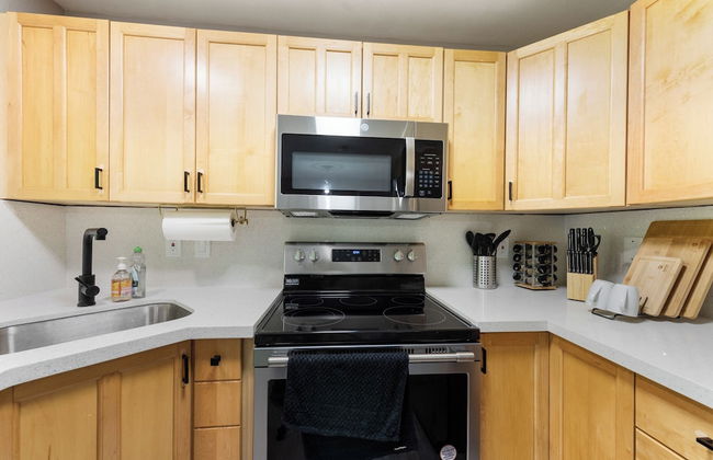 Cheerful Kirkland Home w/AC Big Yard, Walk to Beach - Photo 20