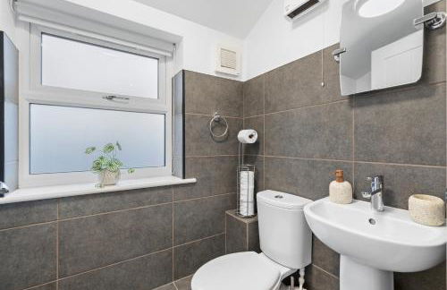 Light And Bright Apartment In The Middle Of Andover - Photo 7