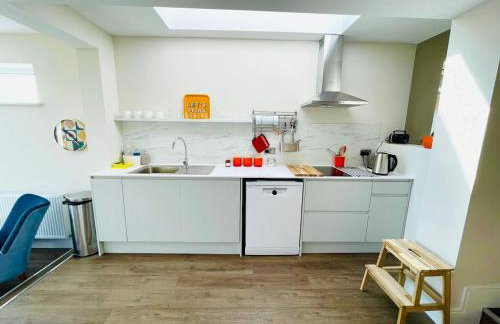 Brand New Cosy Cowes Cottage , 3 Bedroom, Sleeps 5 - Foto 2