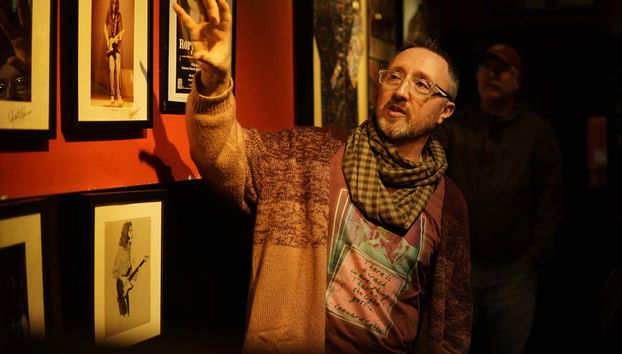 Le guide expliquant l'histoire du musée