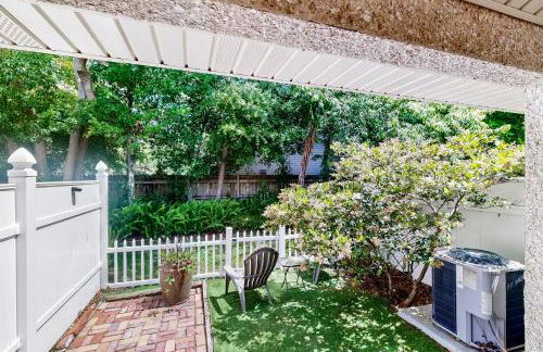 Inviting condo with an outdoor pool, washer/dryer, & AC - near the beach - Foto 23