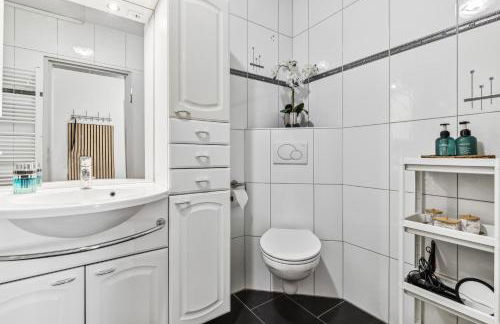 Gelbe Koffer - Großes 3 SZ Apartment Homburg - 1 km Uniklinik - bis 6 Pers - Balkon - Parkplatz - Self-Check-in - Foto 27