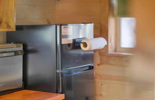 NEW! BEAR Necessities tiny home, outdoor theater! - Foto 20