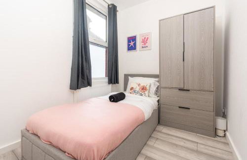 Amanah Properties - Elegant 4-Bedroom Home in Wembley with Parking, Perfect for Contractors - Foto 18