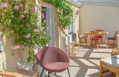 Sanctuary Cottage - Photo 2