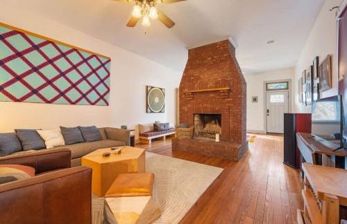 Charming City Home with Patio Fire Pit & Record Player-Family Friendly - Foto 7