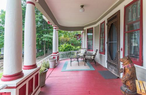 Mountain View Victorian with Convenient Location and Lots of Space tp Play farmhouse - Foto 39