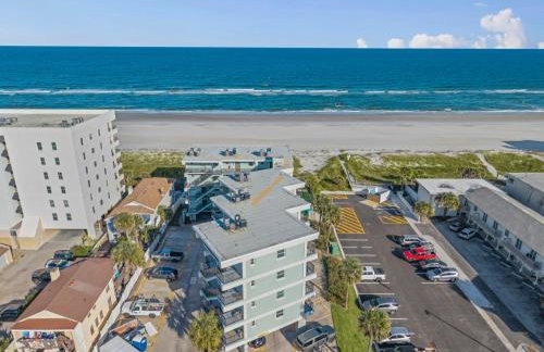 Polished oceanfront condo with pool access, private balcony & washer/dryer - Foto 14