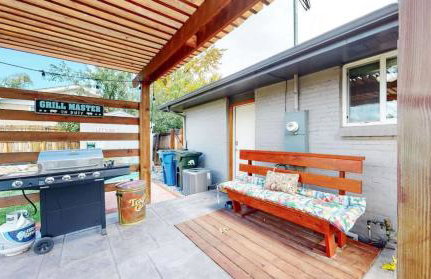 Charming four bedroom home with large yard and plenty of room for family - Foto 36