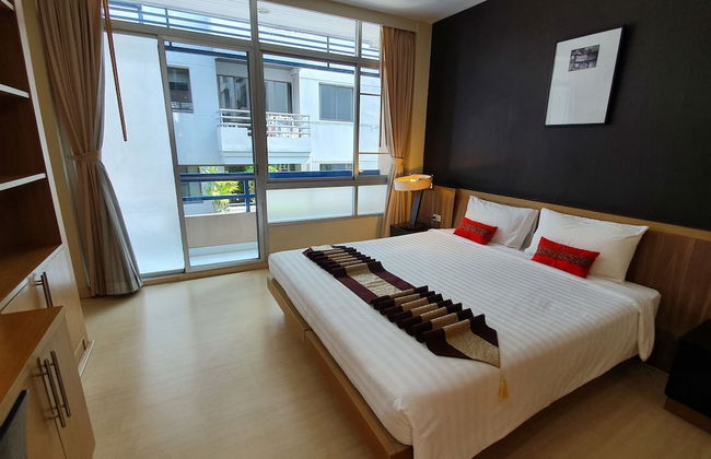 Silom convent garden - Photo 14