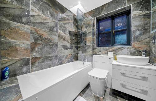 Luxury House with Pool Table, Sky TV, Netflix, Fast Wifi, Garden & Free Parking by Yoko Property - Photo 11