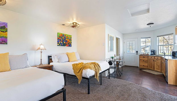 Victorian Manor In Paso Robles Wine Country + Pool, Hot Tub, Firepit, Tennis Court Sleeps 28 - Foto 2, Zimmer