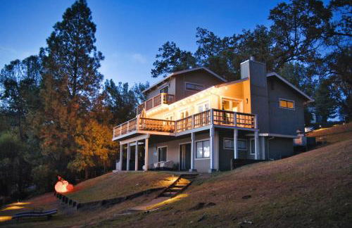 Lakefront Villa with 180 degree view private dock and boats - Foto 10