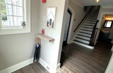 Walk Downtown & River Stylish Cozy Stay w Huge Porch - Foto 26