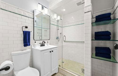 Newly Renovated 2BR w Rare Private Backyard and BBQ - Foto 23