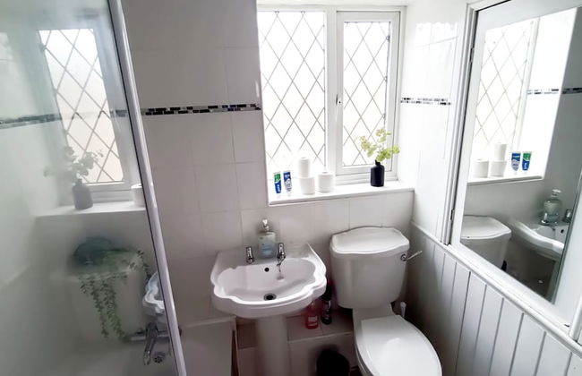 Cozy 3-Bed Family Home with Free Parking - Foto 44