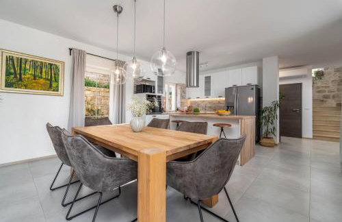 Villa Ani! Traditional and luxurious 4-bedroom villa with heated pool and sea views - Foto 18