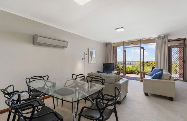 By The Sea Beachfront Apartment Wifi - Photo 11