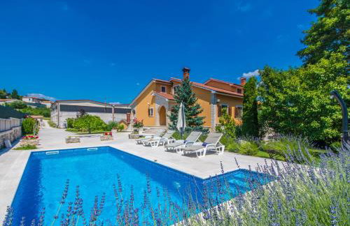 Villa Ritoša, a beautiful pool villa surrounded by greenery - Photo 27