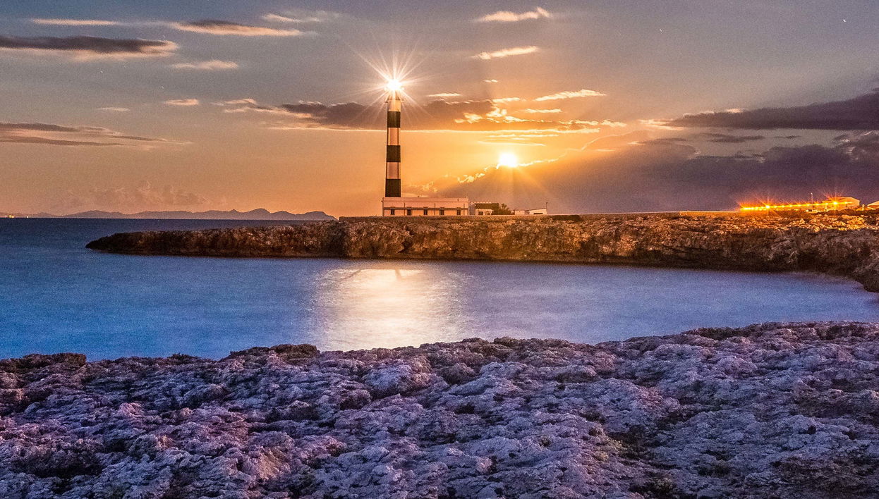 Paseo en barco al atardecer desde Cala’n Bosch