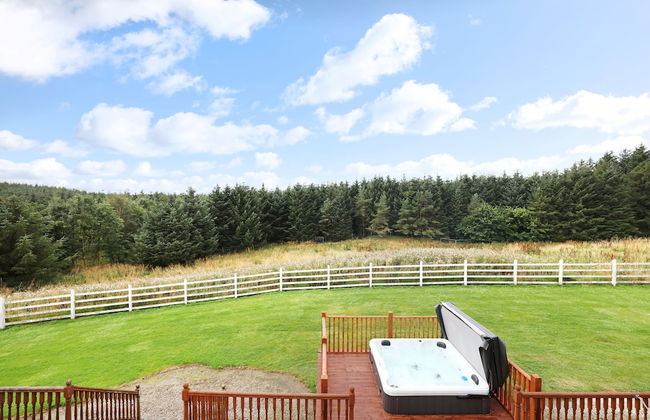 JOIVY Greenknowes Lodge With Hot Tub And Wood Burning Stove - Foto 35