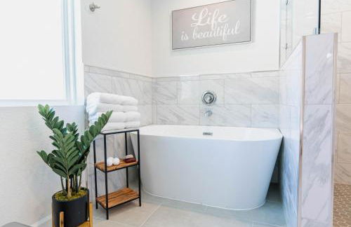 Sparkling Pool Retreat Near Legacy West by Vacation Your Way - Foto 32