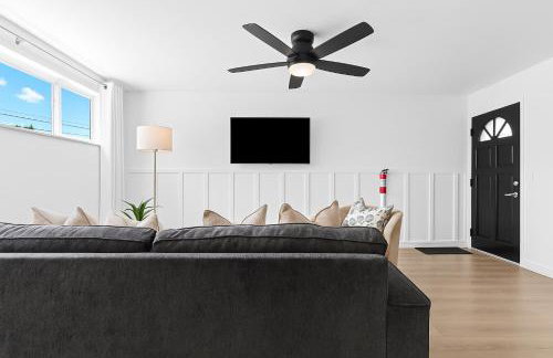 Bright & Spacious Flat Near the Heart of Royal Oak - Photo 25