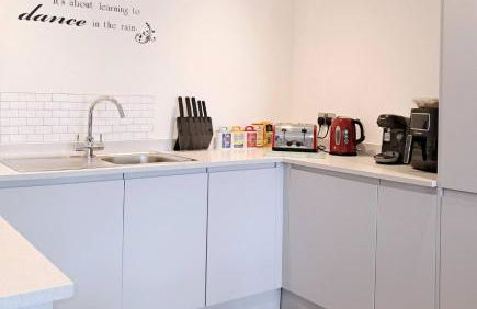 Lets Stay SA Manchester I 2Bed 2Bath l Waterfront l Private Balcony I Relaxing Retreat I Great Location - Foto 3