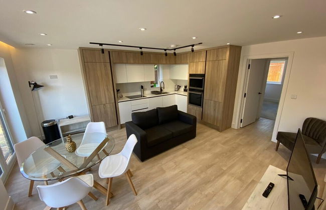 Stylish 2 Bed 2 Bath Flat with Garden - Photo 5