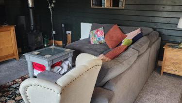 Chalet close to Heathrow T5, Windsor Castle, Legoland, Thorpe Park, with off road parking, free Wifi, private garden, spacious & fully equipped, cozy wood burner & comfy sofa, ideal for exploring London with trains to Waterloo, a beautiful unique retreat - Photo 2